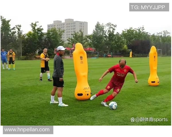 跟随足球明星一起训练提升技术突破,体验顶级球员的训练方法与秘诀 跟随足球明星一起训练提升技术突破,体验顶级球员的训练方法与秘诀